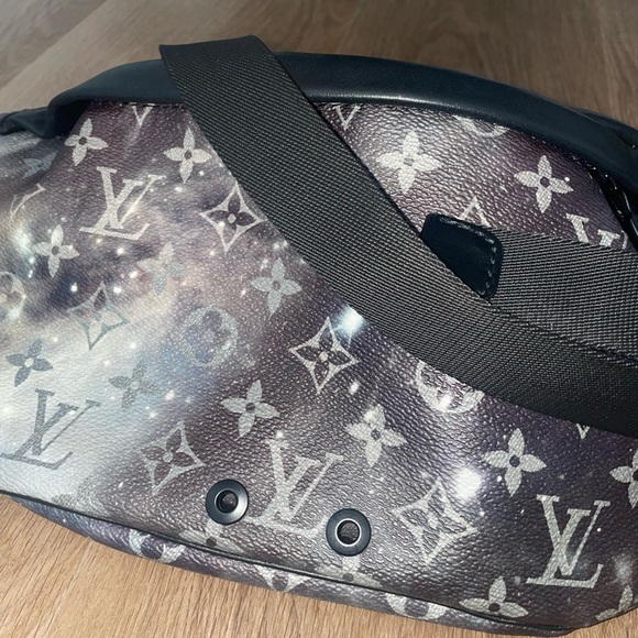 LOUIS VUITTON - Unisex Black/Silver Limited Edition Monogram Galaxy Bumbag - Picture 4 of 12